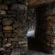 L�interno, composto da cunicoli, varchi e nicchie, d� l�idea di una grotta oscura
